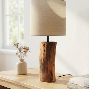 Lámpara de mesa moderna de madera: roble macizo, pantalla de tela, luz blanca cálida, estilo minimalista.
