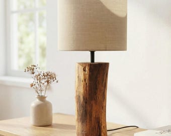 Lámpara de mesa moderna de madera: roble macizo, pantalla de tela, luz blanca cálida, estilo minimalista.