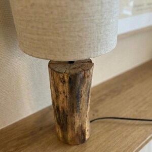 Lámpara de mesa moderna de madera: roble macizo, pantalla de tela, luz blanca cálida, estilo minimalista. imagen 9
