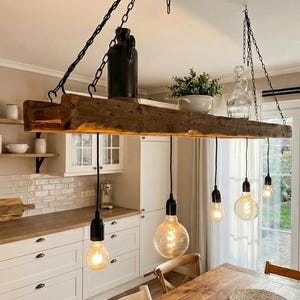 Lámpara de techo rústica de madera hecha con madera de construcción reciclada: lámpara colgante artesanal de estilo rústico e industrial.