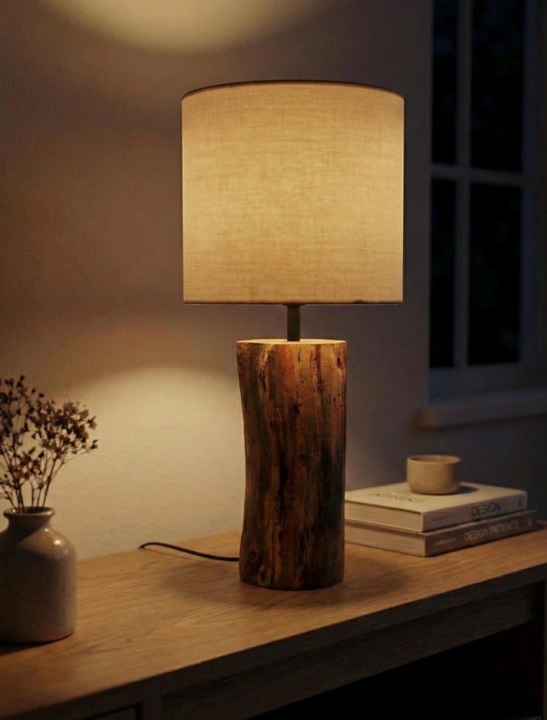 Lámpara de mesa moderna de madera: roble macizo, pantalla de tela, luz blanca cálida, estilo minimalista. imagen 5