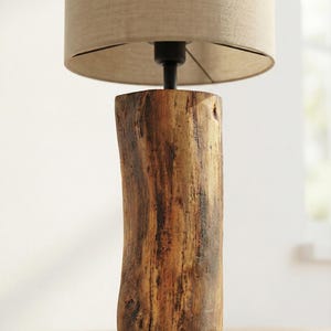 Lámpara de mesa moderna de madera: roble macizo, pantalla de tela, luz blanca cálida, estilo minimalista. imagen 3