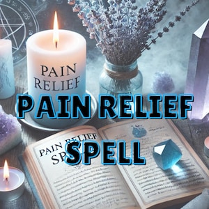 以下が含まれることがあります： ろうそく、クリスタル、ラベンダーを使った痛みを和らげるための呪文の本。本には「Pain Relief Spell」と書かれています。