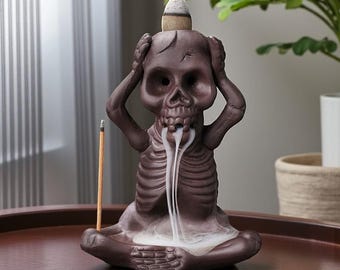 Incensário de refluxo com esqueleto em meditação: decoração gótica para casa