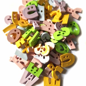 50 piezas Surtido A B C, a - z Botones del alfabeto de letras 2 agujeros para coser artesanías mezcla colores pastel