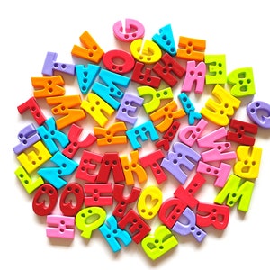 50 piezas Surtidos Botones con letras A B C A - Z 2 agujeros para manualidades de costura Mezcla de colores surtidos