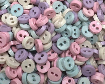150 petits boutons, 2 trous, taille 6 mm Mélange de couleurs pastel pour travaux manuels de poupée