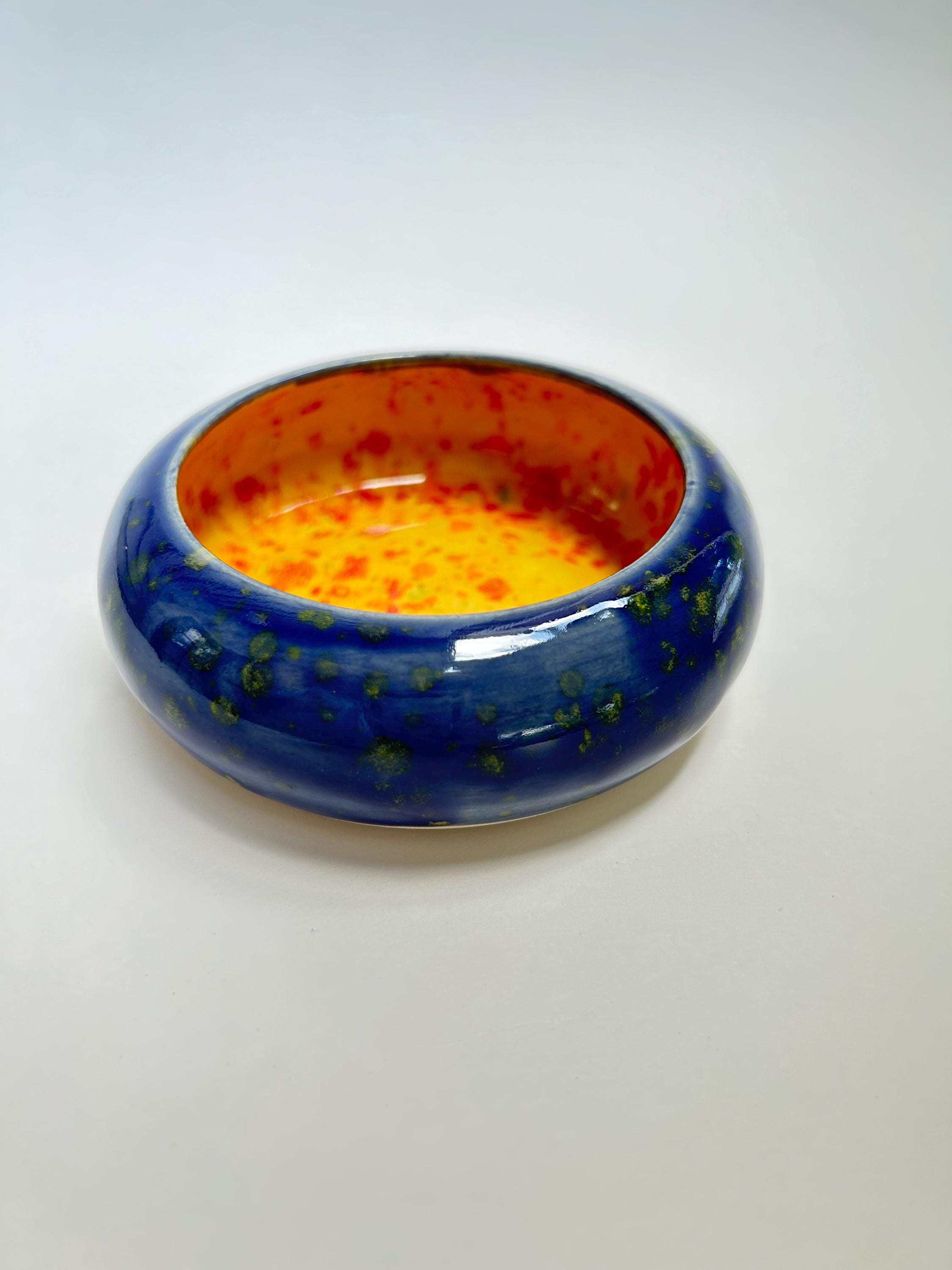 手作りの陶器製ベーグルボウル：青とオレンジの釉薬をかけた陶器
