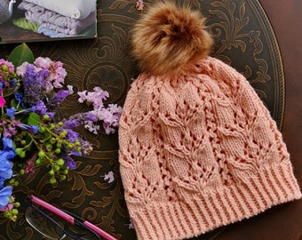 Modello lavorato a maglia: bellissimo berretto a tulipano con fiore in pizzo e pom pom