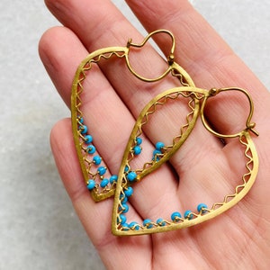 Gold überzogene Pik-Ohrringe mit seitlichen beweglichen Türkis-Glasperlen 5,7 cm