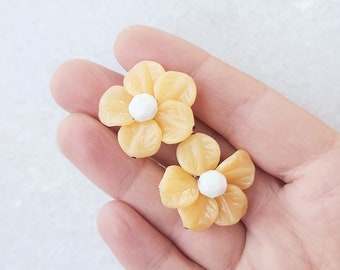 Vintage West Germany Peach White Flower Clip On Earrings Lucite 1950s 1"