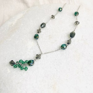 Collar vintage con cuentas facetadas verdes y cristales verdes brillantes, cadena de plata de 56 cm