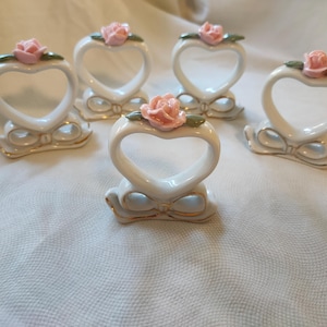 Set di 5 porta tovaglioli vintage in ceramica. A forma di cuore con rose e accenti dorati.