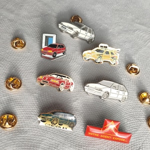 Set di 7 spille d&#39;epoca raffiguranti Citroen e Alpine. Incluse Citroen AX e AX rally.
