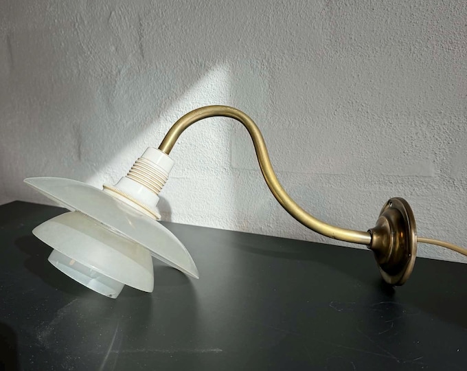 Poul Henningsen PH 1/1 Wall Lamp in White Bakelite and Frosted Glass, Denmark, 1940s