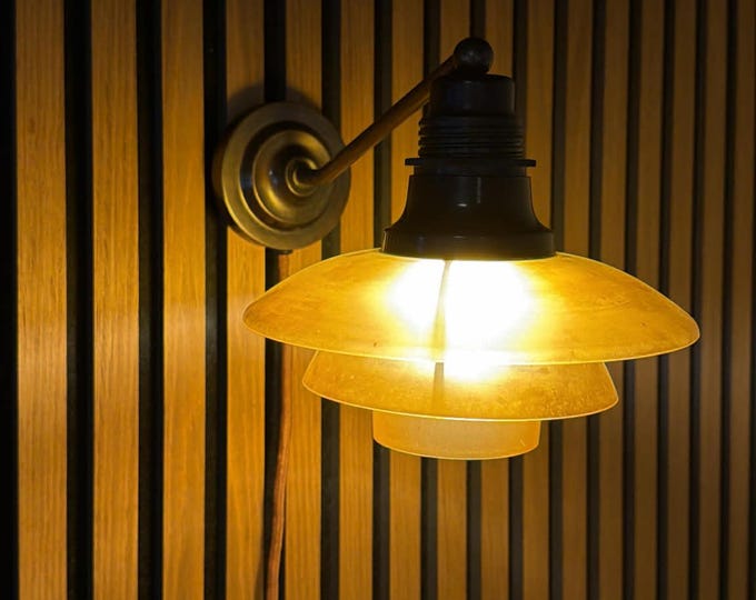 Poul Henningsen PH 2/2 Wall Lamp in Amber Glass and Patinated Brass, Denmark, 1930s