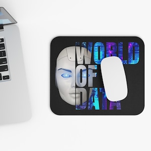 Könnte beinhalten: Ein schwarzes Mauspad mit einer weißen Computermaus darauf. Das Mauspad zeigt ein Grafikbild eines Robotergesichts mit blauen Augen und dem Text "WORLD OF DATA" in einem blau-violetten Farbschema.