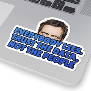 Pode incluir: Um adesivo azul e branco com uma citação do programa de televisão House, com um retrato do Dr. Gregory House. A citação diz "Todo mundo mente. Confie nos dados, não nas pessoas."