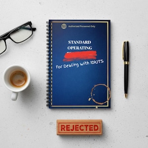 Puede incluir: Un cuaderno azul con espiral, borde dorado y el texto "STANDARD OPERATING" tachado en rojo, con la frase "For Dealing with IDIOTS". También un sello "REJECTED", un bolígrafo, gafas y una taza de café.