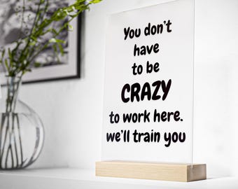 Panneau de bureau amusant - « Pas besoin d'être fou pour travailler ici » - Panneau de bureau en acrylique, cadeau humoristique sur le lieu de travail, cadeau pour un collègue ou un chef d'équipe