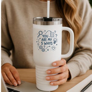 Sie sind meine 5 Warums Becher - Lustiges QA-Geschenk, Qualitätssicherungs-Reisebecher mit Griff & Strohhalm, Wurzel-Ursachen-Methode, 40 Unzen