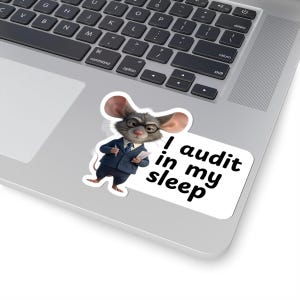 Op de afbeelding: Een sticker met een cartoonmuis in een pak en bril, die een pen en notitieblok vasthoudt. De sticker heeft de tekst "I audit in my sleep" in zwarte letters op een witte achtergrond.