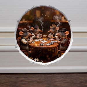 Puede incluir: Imagen caprichosa de cuatro ratones antropomórficos jugando al póquer alrededor de una mesa de madera. Los ratones, vestidos con chalecos y sombreros, fuman cigarros y sostienen naipes. Hay jarras de cerveza y fichas de póquer sobre la mesa.
