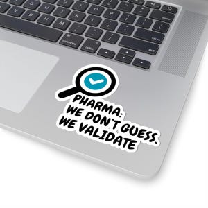 Könnte beinhalten: Ein weißer Aufkleber mit schwarzem Text, der "PHARMA: WE DON'T GUESS. WE VALIDATE." lautet. Eine Lupe mit einem blauen Häkchen darin befindet sich über dem Text.