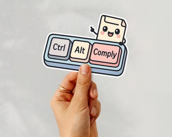 以下が含まれることがあります： 「Ctrl」「Alt」「Comply」の文字が入ったキーボードデザインのステッカー。笑顔の紙のキャラクターが「Comply」キーの上にいます。金色の指輪をした手でステッカーを持っています。