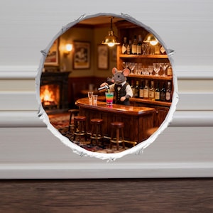 Puede incluir: Escena de bar en miniatura con un ratón camarero sirviendo una bebida colorida. La barra de madera está abastecida con botellas y vasos. Una chimenea arde en el fondo, todo visto a través de un agujero en una pared.