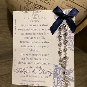 Trouwbedankjes 12 st, Recuerdos para invitados, Nuestra Boda, gebedskaart met rozenkrans, gepersonaliseerde gunsten, blauwe en zilveren trouwbedankjes