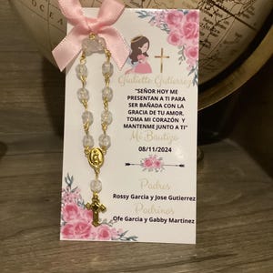 Mi Bautizo Favors, Recuerdo de bautismo para niña, fille en prière, cadeau de fête religieuse, cadeau personnalisé, ensemble de 12 pièces Mi bautismo rose, chapelet