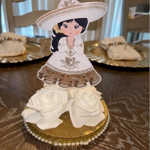 Centro de mesa Charrita dourada, Bautizo, Topo de bolo de primeiro aniversário, Menina do folclore mexicano, Cinco anos, Primeira comunhão, Apresentação religiosa