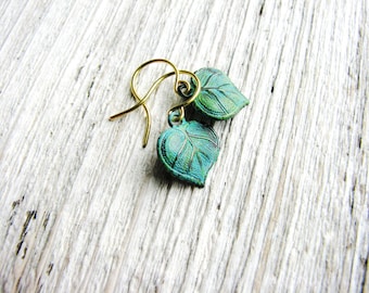 Boucles d’oreilles à petites feuilles Feuilles vertes Tiny Dangles Verdigris Patina Nature Inspiré Botanique Bijoux de mariage de mariée Bijoux minimalistes