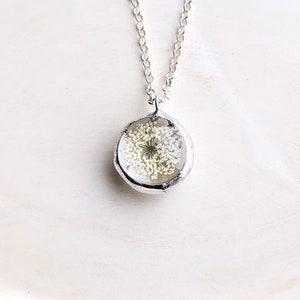 Queen Anne&#39;s Lace Flower Glass Pendant Necklace, Soldered Glass Jewelry, Glass Necklace, Garden Flower Necklace, Floral Jewelry
