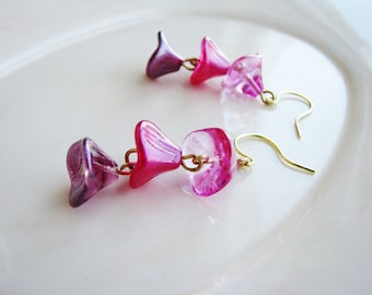 Boucles d'oreilles roses ombrées, boucles d'oreilles fleurs cloche, boucles d'oreilles fleurs en verre tchèque, boucles d'oreilles roses, boucles d'oreilles violettes, boucles d'oreilles botaniques