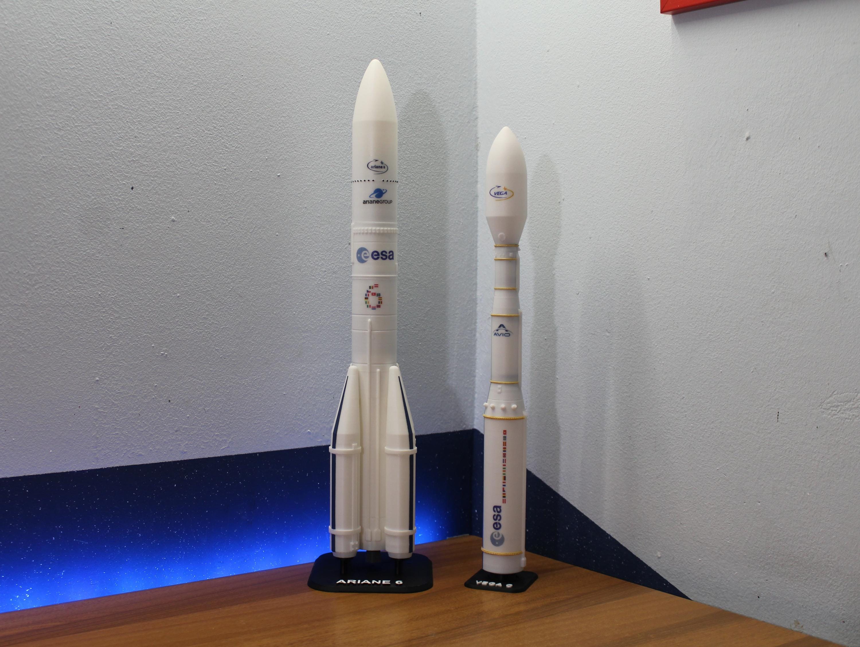 Modellino Ariane 6 (ESA) mini staellite stand, stadi separabili, Scala 1:144