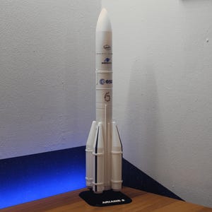 Ariane 6 Model (ESA) + Mini-satelliet + Standaard, Afneembare Trappen, Schaal 1:144 (43 cm)