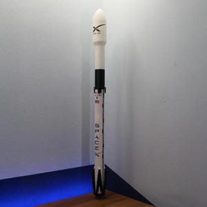 Space X Falcon 9 model + mini-satelliet + gratis standaard, schaal 1:96 (73 cm)