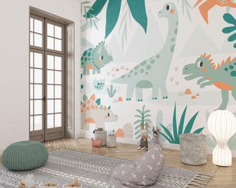 Puede incluir: Una habitación infantil con un mural temático de dinosaurios en tonos verdes, naranjas y blancos. La habitación cuenta con una alfombra gris, un puf verde, un puf y una lámpara decorativa. El suelo de madera y una gran ventana completan la escena.