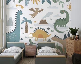 Puede incluir: Una pared blanca con un mural de temática de dinosaurios que presenta un dinosaurio azul, verde, amarillo y naranja. El mural también incluye una palmera, un volcán y un dinosaurio volador. Dos camas individuales con ropa de cama blanca y gris están frente a la pared. Una cómoda de madera está a la derecha de la imagen.