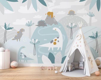Puede incluir: Una tienda de campaña tipi blanca con estrellas y un diseño de luna, sobre un fondo de papel tapiz azul claro y gris con temática de dinosaurios. El papel tapiz presenta varios dinosaurios, incluyendo un dinosaurio verde, un dinosaurio azul y un dinosaurio marrón. El papel tapiz también incluye un volcán, árboles y nubes.