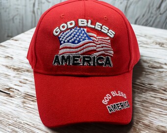 Gorra de béisbol roja de EE. UU. con la frase "God Bless America" y la bandera estadounidense – Gorra patriótica. Gorra con la bandera estadounidense. Gorra de EE. UU. Gorra con el águila de EE. UU. Gorra del Día de los Veteranos