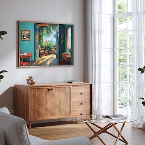 Op de afbeelding: Een schilderij van een kamer met een open deur die leidt naar een balkon met uitzicht op de zee. De kamer is in een turquoise kleur geverfd en heeft een houten vloer. Het balkon heeft een balustrade en een potplant. Het schilderij is ingelijst in een donkerhouten lijst.