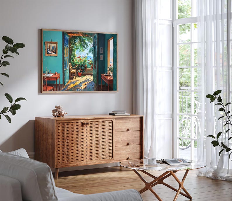 Op de afbeelding: Een schilderij van een kamer met een open deur die leidt naar een balkon met uitzicht op de zee. De kamer is in een turquoise kleur geverfd en heeft een houten vloer. Het balkon heeft een balustrade en een potplant. Het schilderij is ingelijst in een donkerhouten lijst.