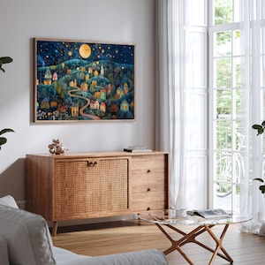 Pode incluir: Uma pintura em aquarela de uma pequena cidade aninhada em uma floresta &agrave; noite. A cidade &eacute; iluminada pela lua e pelas estrelas, e h&aacute; &aacute;rvores e casas ao fundo. A pintura &eacute; emoldurada e pendurada em uma parede.