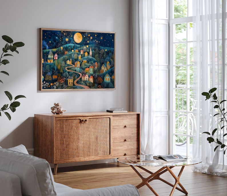 Pode incluir: Uma pintura em aquarela de uma pequena cidade aninhada em uma floresta &agrave; noite. A cidade &eacute; iluminada pela lua e pelas estrelas, e h&aacute; &aacute;rvores e casas ao fundo. A pintura &eacute; emoldurada e pendurada em uma parede.