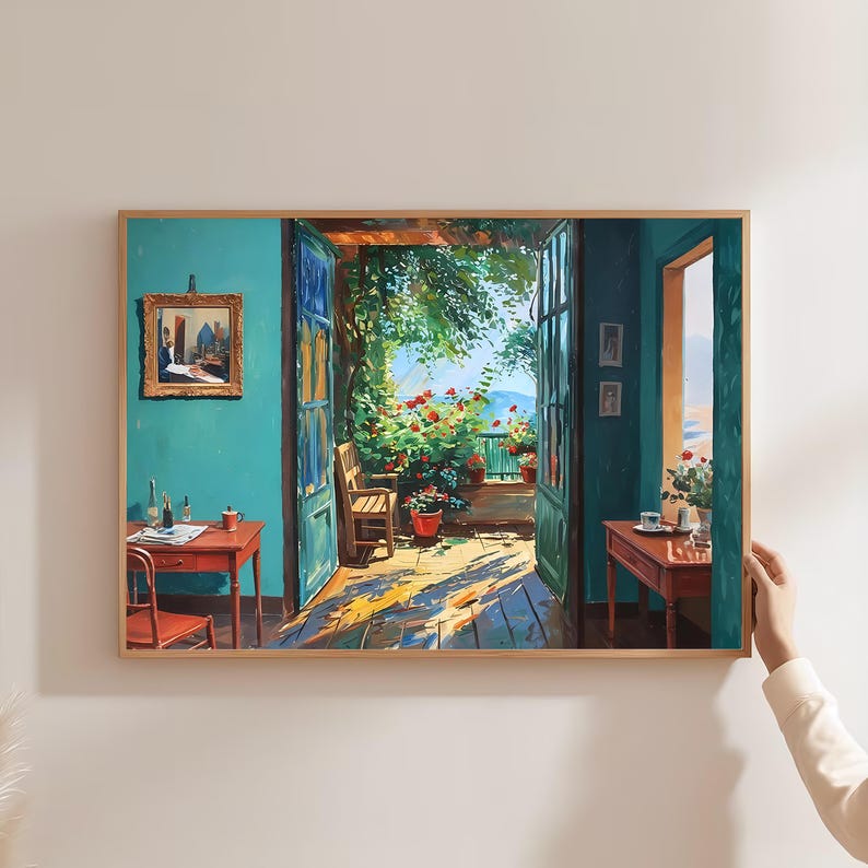 Op de afbeelding: Een schilderij van een kamer met een open deur die leidt naar een patio met uitzicht op een weelderige tuin en een ver landschap. De kamer is geschilderd in een tealblauwe kleur met een klein ingelijst schilderij aan de wall. De patio is gevuld met groene planten en bloemen, en er is een houten stoel en een tafel met een kopje en schotel erop.