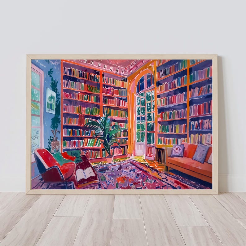 K&ouml;nnte beinhalten: Ein Gem&auml;lde, das einen Raum mit einem gro&szlig;en B&uuml;cherregal voller B&uuml;cher, einem roten Sessel, einer Couch und einem Teppich zeigt. Der Raum ist in leuchtenden Farben gestrichen, darunter Pink, Orange und Gelb.