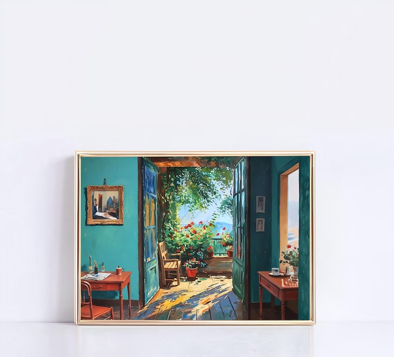 Op de afbeelding: Een schilderij van een kamer met een open deur die leidt naar een patio met weelderig groen en uitzicht op zee. De kamer is geschilderd in een tealblauwe kleur en heeft een houten tafel met stoelen, een klein schilderij aan de muur en een potplant op de patio.